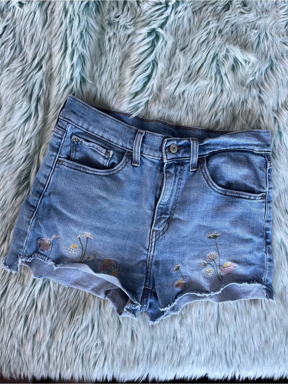 Levi’s Women's Light Blue Embroidered Denim Shorts Size 30